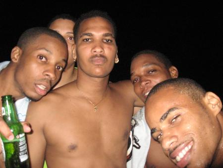 P_L_A_Y_A   L'A_N_S_E   N_O_I_R       TROIS ILET